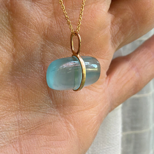 Pill Aquamarine Pendant in 18k Gold