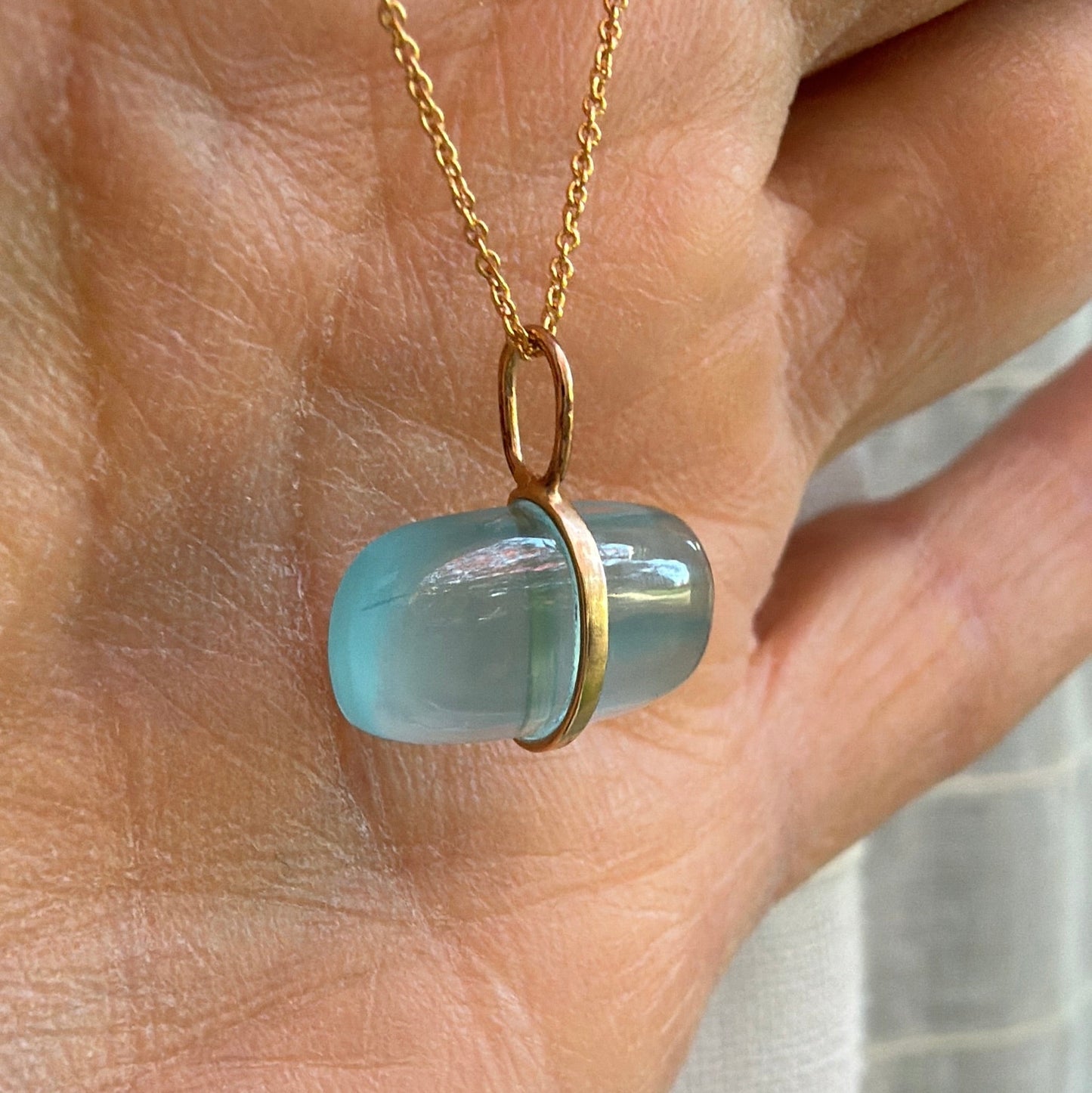 Pill Aquamarine Pendant in 18k Gold