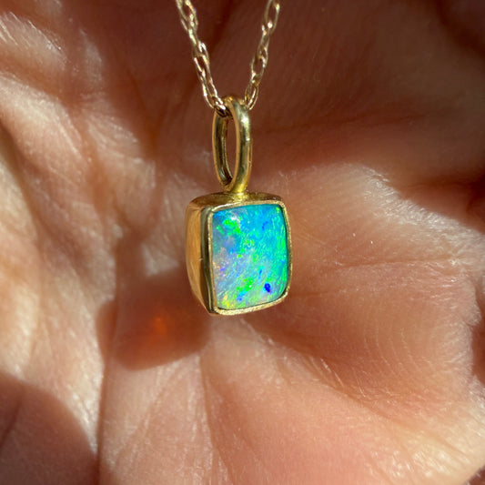 Dreamy Pipe Opal Pendant 18k Gold